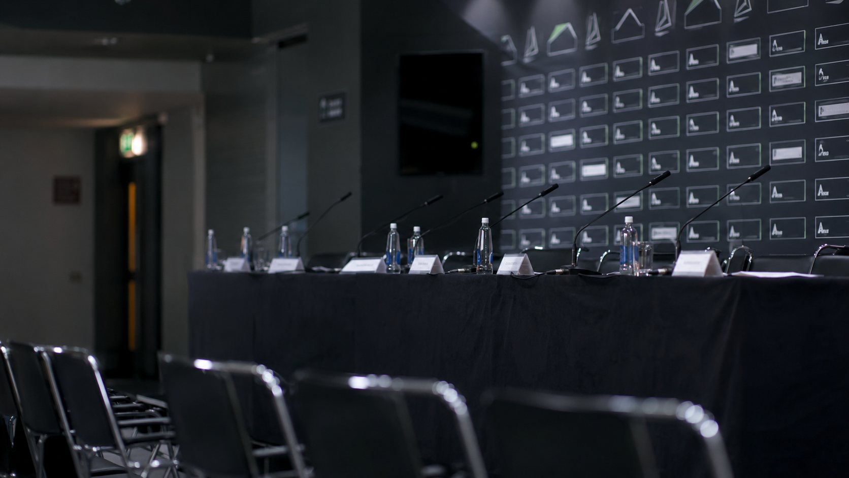 Institutional press room — professional briefing environment representing ElevenWires contact and engagement infrastructure.